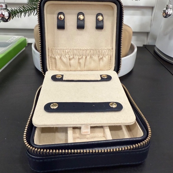 Pre-Owned WOLF Maria Small Navy Leather Travel Jewelry Case with Zip Closure - Picture 3 of 12